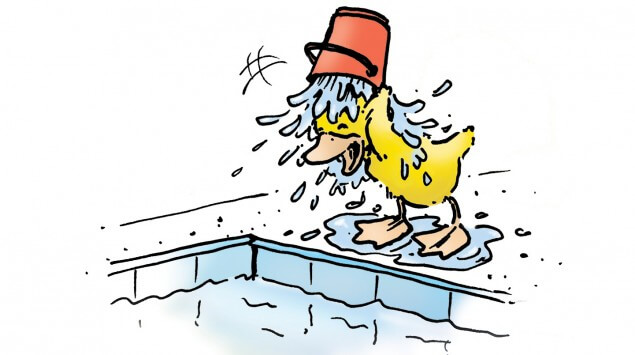 Gehe nur zum Baden, wenn du dich wohl fühlst. Kühle dich ab und dusche, bevor du ins Wasser gehst. 01