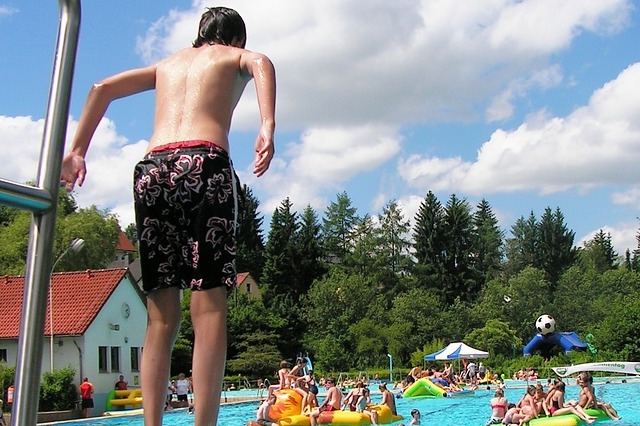 Nimm Rücksicht auf andere, besonders auf Kinder und ältere Menschen. Tauche andere nicht unter und stoße nicht andere beim Spielen ins Wasser. Ruecksicht