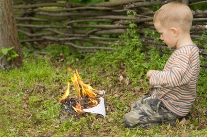 Kinder spielen mit dem Feuer Brandstiftung2