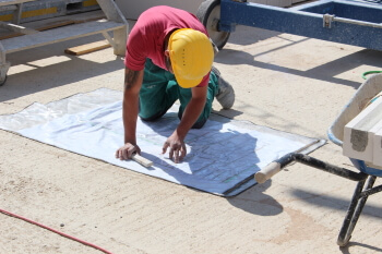 Bauarbeiter liest Bauplan