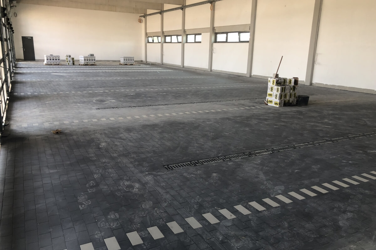Fußbodenverlegung Fahrzeughalle