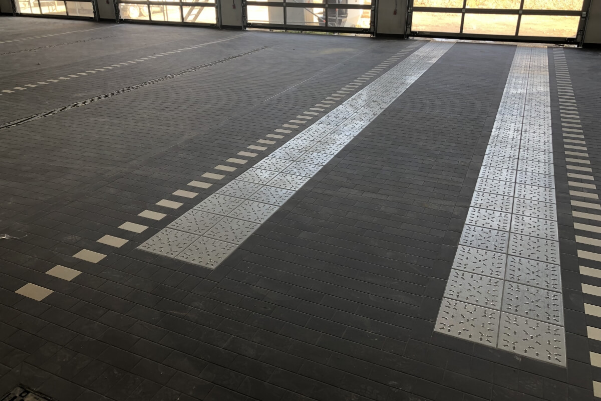 Fußboden Fahrzeughalle