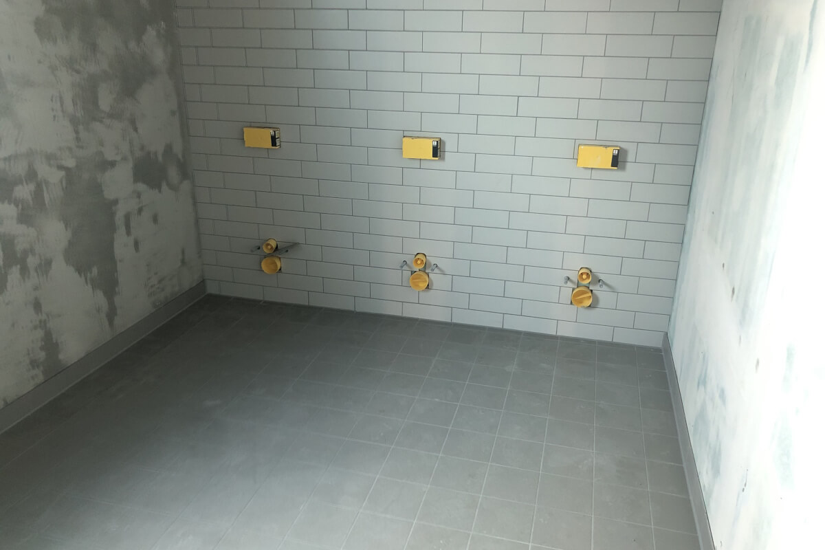 Fußboden und Wände gefliest