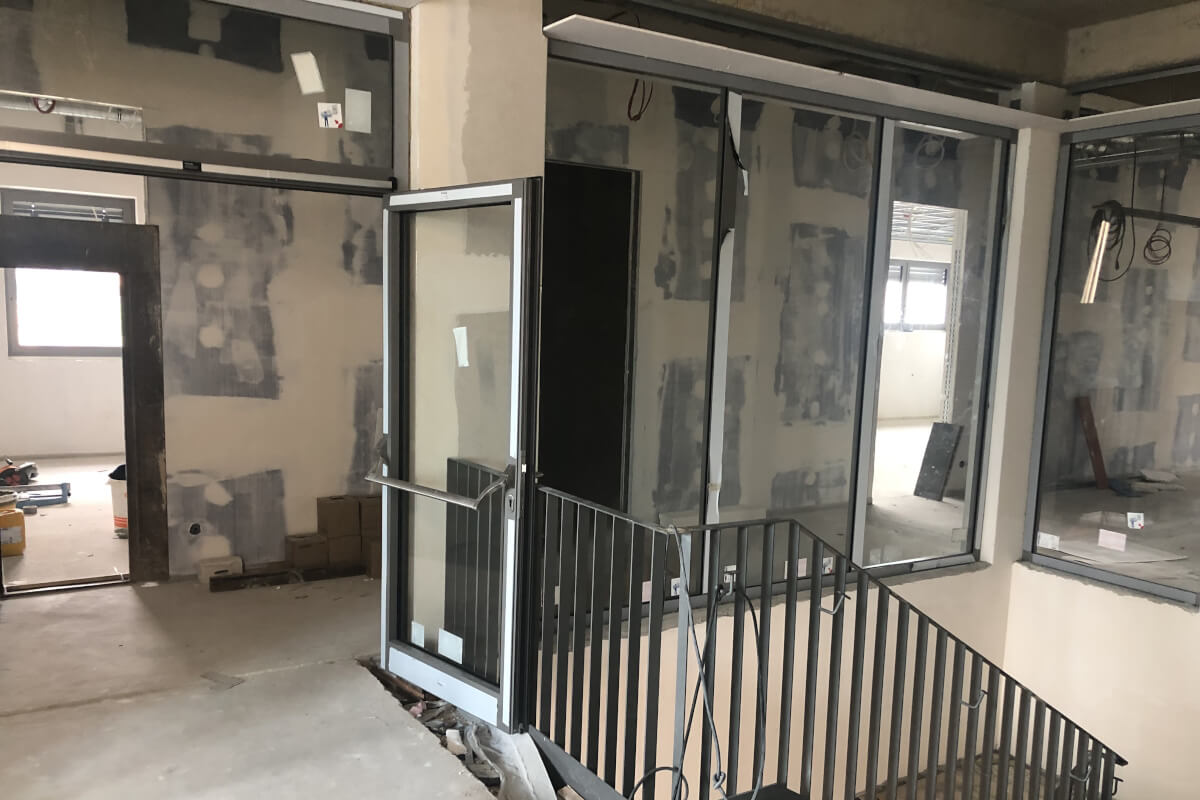 Glastüren und Glasfront Treppenhaus eingebaut