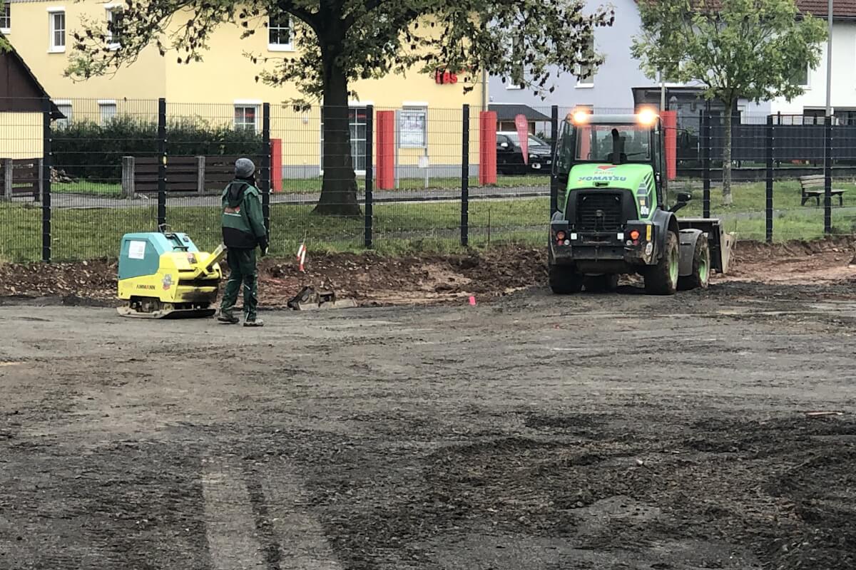 Verdichtung mit Schotter im Alarmhof Verdichtung mit Schotter im Alarmhof