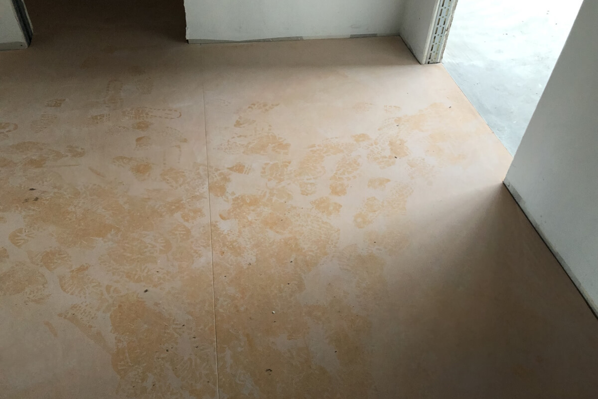 Linoleum-Fußboden verlegt (Farbe golden saffron) Linoleum-Fußboden verlegt (Farbe golden saffron)