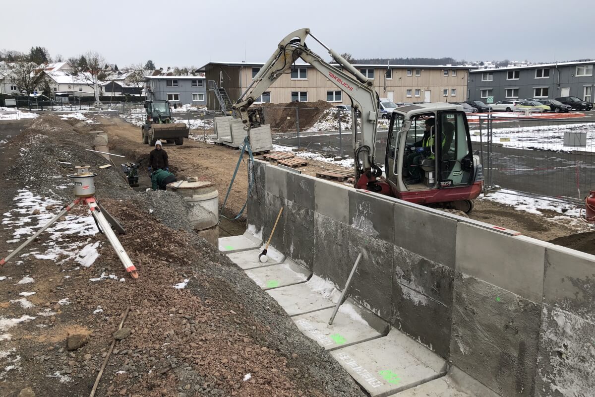 Setzen von L-Steinen für Umfahrung Setzen von L-Steinen für Umfahrung