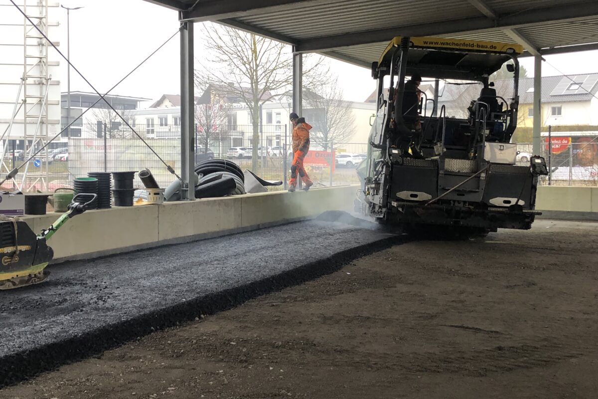 Auftragung Bitumenschicht Auftragung Bitumenschicht