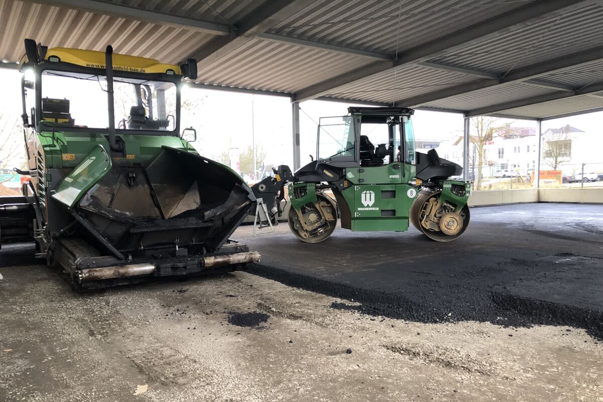 Auftragung Bitumenschicht Auftragung Bitumenschicht