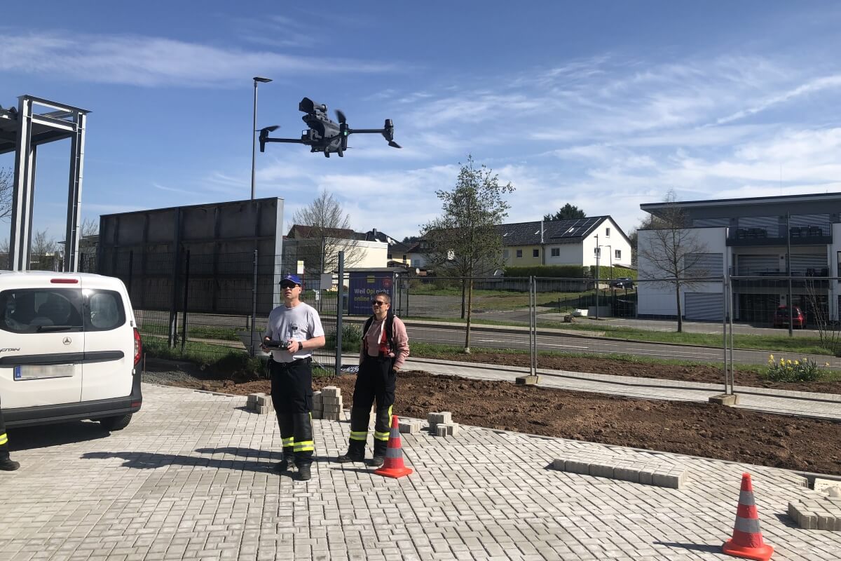 Drohne fliegt Drohne fliegt