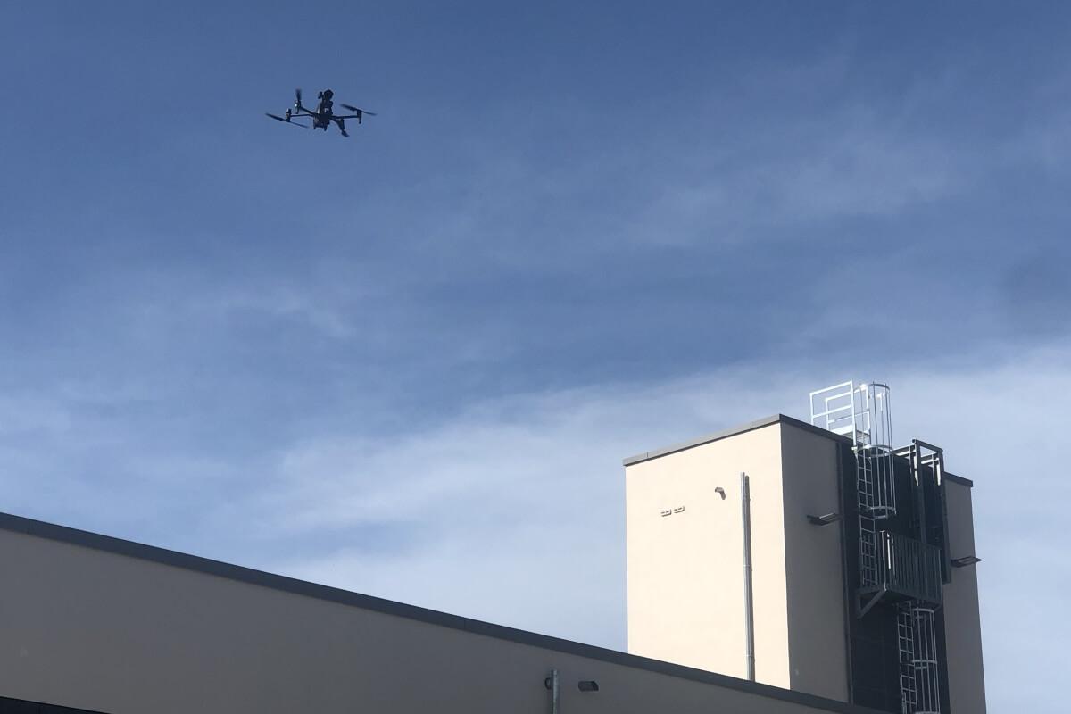 Drohne fliegt Drohne fliegt