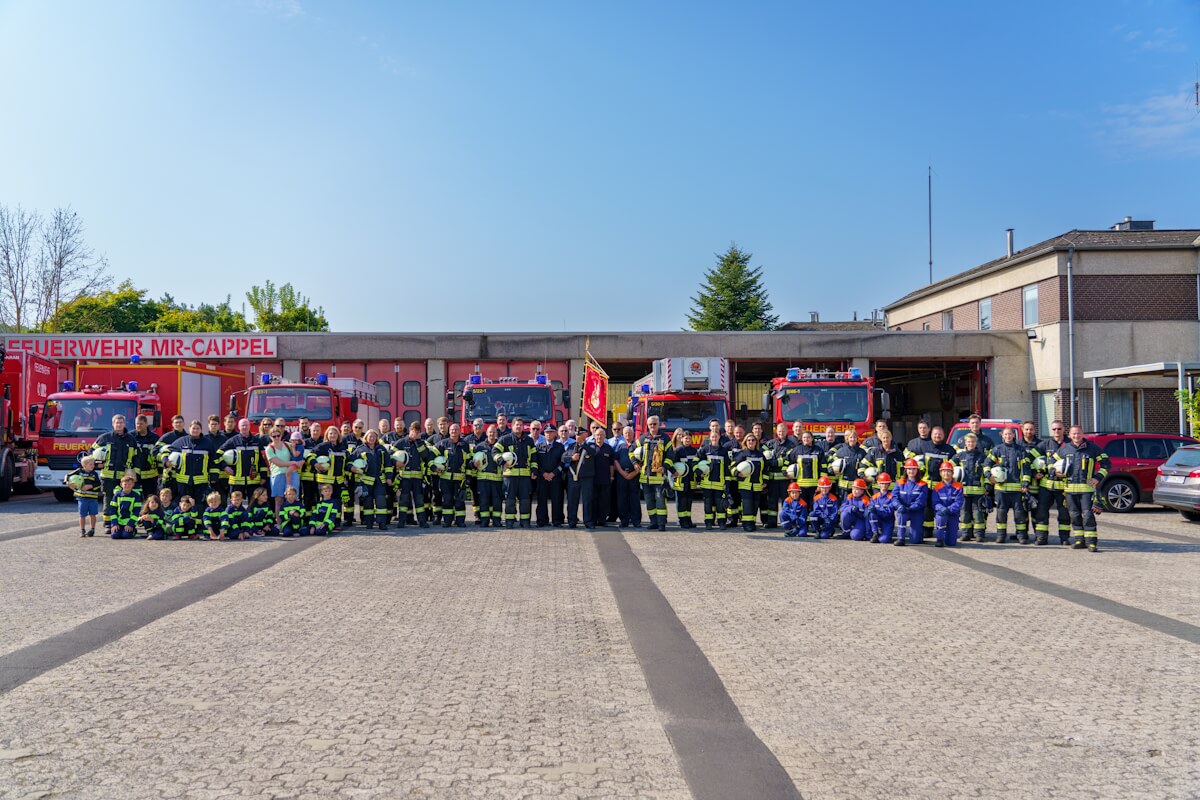 letztes Gruppenbild vor dem alten Feuerwehrhaus letztes Gruppenbild vor dem alten Feuerwehrhaus