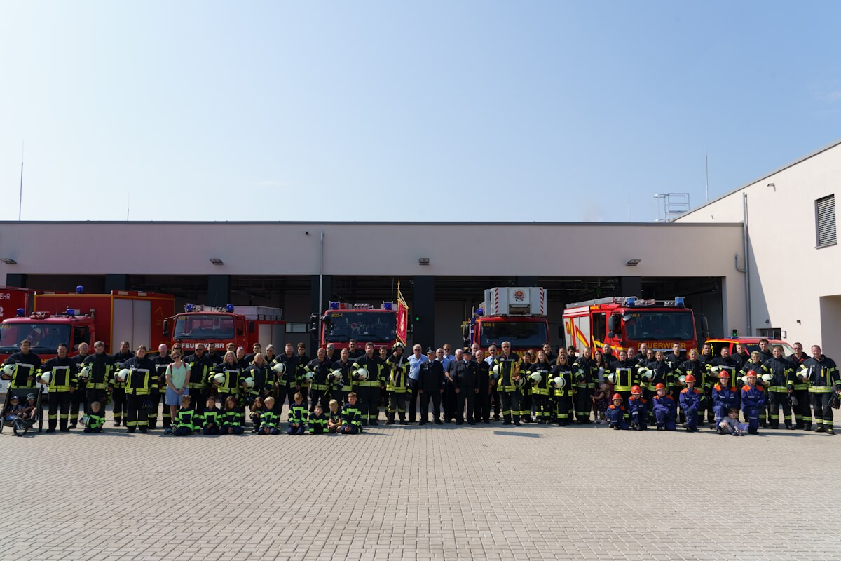 erstes Gruppenbild vor dem Neubau erstes Gruppenbild vor dem Neubau