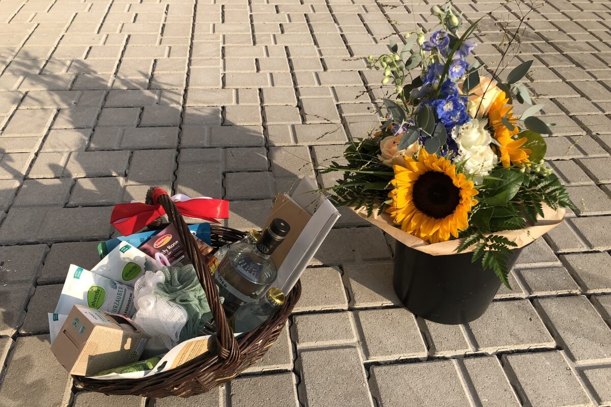 Präsentkorb mit Wellnessgutschein & -produkten Präsentkorb mit Wellnessgutschein & -produkten