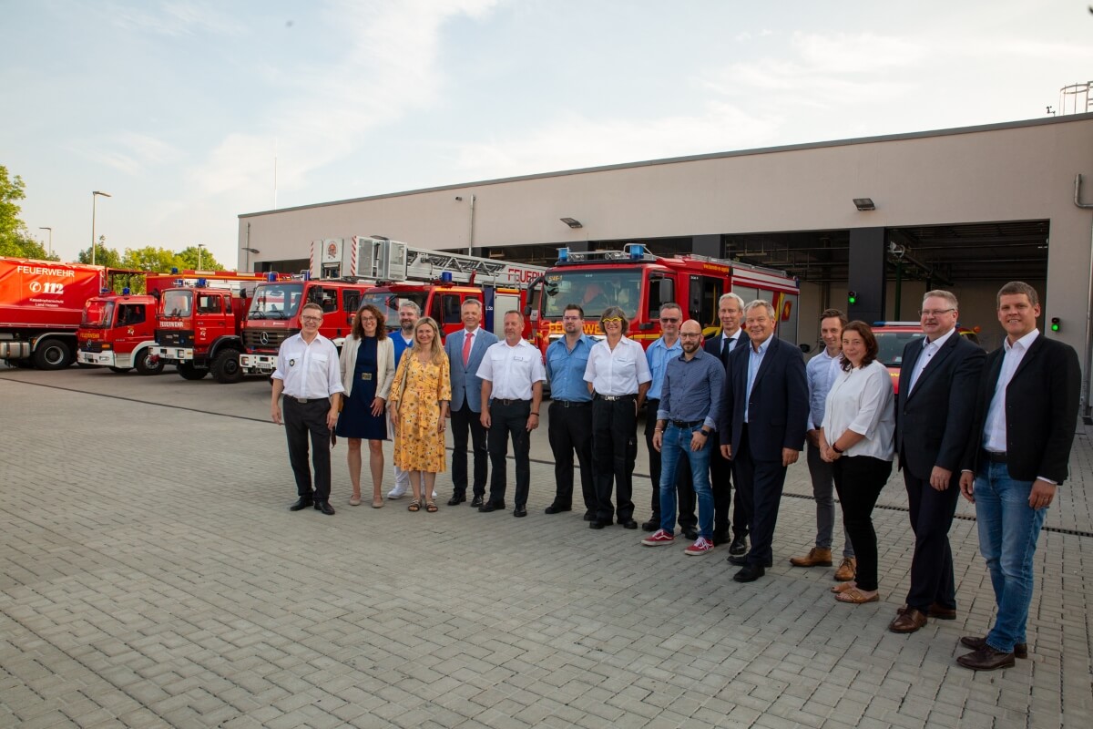 Gruppenbild mit Hauptverantwortlichen des Neubaus Gruppenbild mit Hauptverantwortlichen des Neubaus