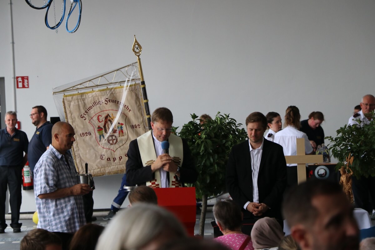 Weihung durch katholischen Pfarrer Christoph Näder Weihung durch katholischen Pfarrer Christoph Näder