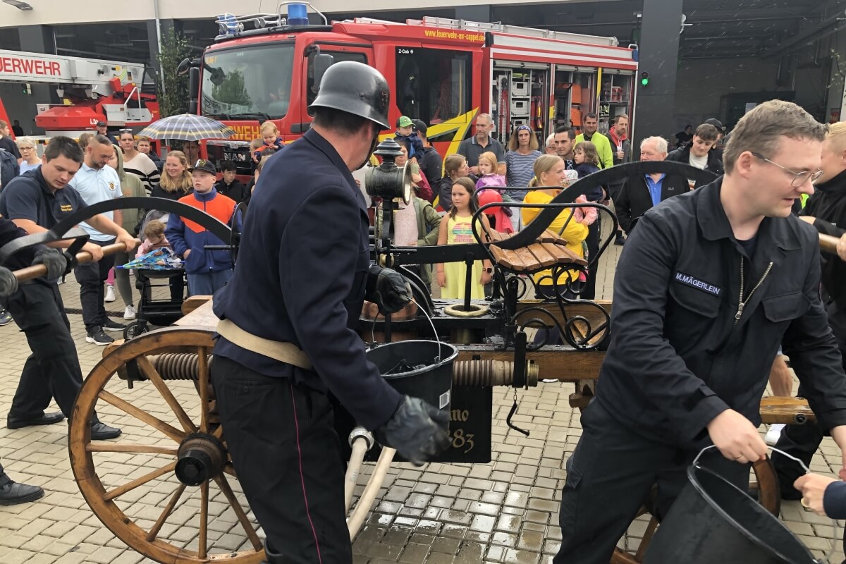 Historische Löschübung - Eimerkette Historische Löschübung - Eimerkette