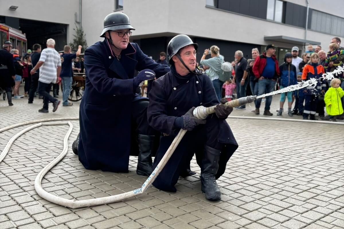 Historische Löschübung - Löschangriff in alter Uniform Historische Löschübung - Löschangriff in alter Uniform