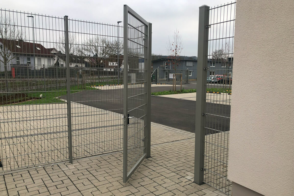 Errichtung Zaunanlage mit Tür Errichtung Zaunanlage mit Tür