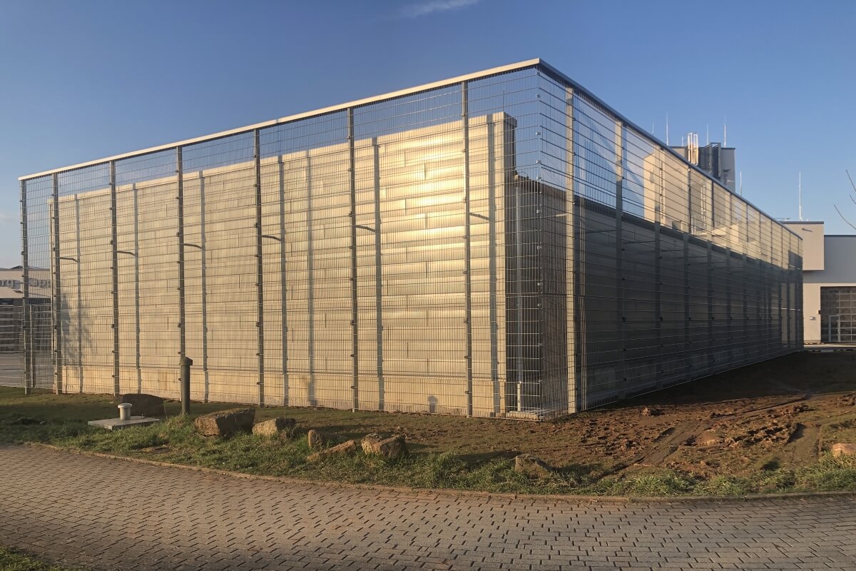 Fertigstellung Befestigung Zaunelemente