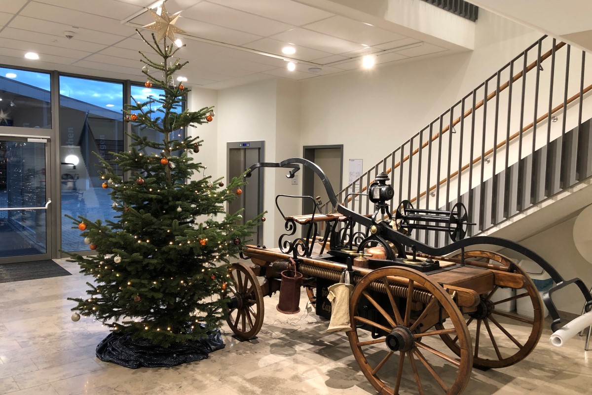 Weihnachtsbaum & historische Spritze Weihnachtsbaum & historische Spritze