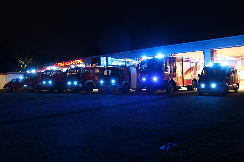 Feuerwehrfahrzeuge Marburg-Cappel bei Nacht Blaulicht 2016