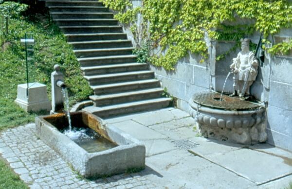 © Stiftsbasilika & Kirche St. Johann - Florianbrunnen