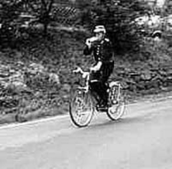 Hornist beim alarmieren der Feuerwehr