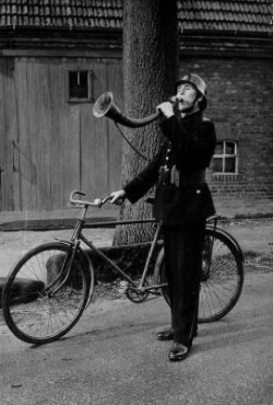 Hornist beim alarmieren der Feuerwehr