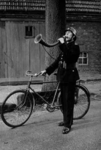 Hornist beim alarmieren der Feuerwehr